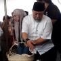 Indro Warkop Menangis di Pemakaman Sang Istri