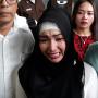 Masih Berduka Ditinggal Ibu, Roro Fitria Menangis di Pengadilan