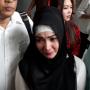 Hormati Almarhumah Ibu, Roro Fitria Berhijab Jalani Sidang