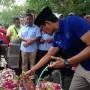Sandiaga Uno Lakukan Ini di Makam Penyanyi Legendaris Gombloh