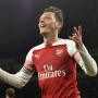 Ozil Unggah Foto Sujud Pertama Kali Sejak Aktif di Instagram