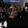 Melenggang di Catwalk JFW 2019, Menteri Susi Coba 287 Kacamata