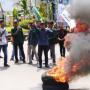Mahasiswa Demo Bakar Ban Kritik 4 Tahun Pemerintahan Jokowi - JK