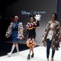 Sandra Dewi dan Boneka Mickey Mouse Jalan Bareng di JFW 2019