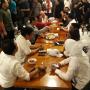 Blusukan ke Mal, Warga Rebutan Swafoto Sama Jokowi