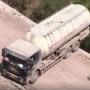 Skill Dewa Sopir Truk Balik Arah di Jalan Sempit Tepi Jurang