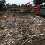 Dikeruk Pagi hingga Malam, Sampah Pintu Air Manggarai Berkurang