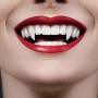 Hendak Bikin Makeup ala Vampire Low Budget, Wanita Ini Panik Eyeliner di Gigi Tak Bisa Dihapus