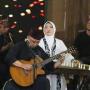 Perempuan Katolik Khusyuk Petik Dawai di Perayaan Maulid Nabi