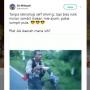 Kocak! Aksi Lelaki Ini Kendarai Motor Sambil Makan Mie Ayam