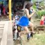 Asik Joget, Biduan Ini Nekat Lompat dari Panggung