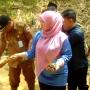 Bupati Irna Narulita Ceburkan Diri ke Sungai yang Tercemar Limbah