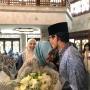 Muuaacchh... Sandiaga Kecup Mpok Nur di Masjid saat Ulang Tahun