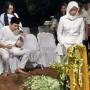 Ibu Ayu Dewi Sudah Dimakamkan, Regi Datau Beri Pernyataan