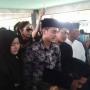 Dikawal Ketat KPK, Zumi Zola Kumandangkan Azan untuk Jenazah Sang Ayah