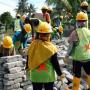 Korban Gempa Terlibat Pembersihkan Reruntuhan Bangunan