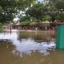 Miris, Murid SD di Jambi Ujian di Atas Genangan Banjir