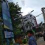 Lelaki Misterius Panjat Baliho Al Azhar Blok M Sejak Pukul 06.30 WIB