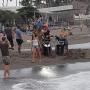 Bawa Motor ke Tepi Pantai, Bule Ditampol Pengunjung Pantai Berawa