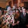 Hadiri Acara Gala Dinner, Prabowo Pakai Setelan Jas dan Dikalungi Bunga