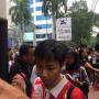 Tak Punya Tiket, Ratusan Jakmania Tertahan di Luar GBK
