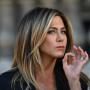 Bawa Kembali Tren 2000an, Jennifer Aniston Kenakan Baju Ikonik Series F.R.I.E.N.D.S