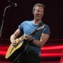 8 Fakta Chris Martin yang Persembahkan Lagu My Universe untuk Dakota Johnson