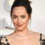 Curi Perhatian, Dakota Johnson Pakai Gaun Pengantin Putih yang Menawan