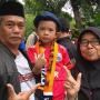 Rayakan Persija Juara, Kakek-Nenek Ini Ajak Cucu ke Balai Kota