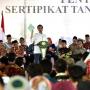 Gaya Kocak Jokowi Saat Bagikan Ribuan Sertifikat Tanah Untuk Warga Jambi