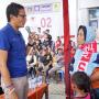 Blusukan di Hari Ibu, Sandiaga Kasih Syal ke Bu Ati