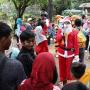 Santa Claus Bagi-bagi Hadiah di Ragunan