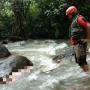 Perempuan Bugil Ditemukan Tewas Tersangkut Batu di Sungai