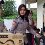 Aksi Deretan Polisi Cantik Berhijab Bantu Korban Tsunami Selat Sunda