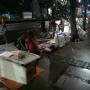 Hujan di Malam Pergantian Tahun, Pedagang di Jakarta Ini Takut
