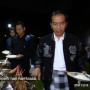 Sarungan di Malam Tahun Baru, Jokowi Borong Makanan PKL ke Istana Bogor
