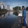Warga Buang Sampah di Kali Item, Petugas Sulit Bersihkan Saat Ada Waring