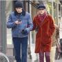Tas Ini Bikin Taylor Swift Bebas Gandeng Pacar Sepanjang Jalan