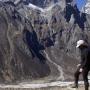 Jadi Tontonan Turis, Pemburu Madu Bertaruh Nyawa di Atas Jurang Nepal