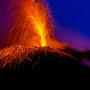 Mengintip Pesona "Lava Pijar Menari" di Gunung Stromboli Italia
