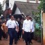 Becek-becekan, Jokowi Temui Emak-emak Nasabah PNM di Tambora