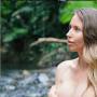 Dalami Vegan, Selebgram Ini Jalani Hidup Bebas dan Telanjang di Hutan