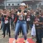 Tengok Aksi Tina Toon Pimpin Senam dan Flash Mob di HUT PDIP