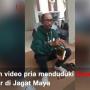 Duduki Alquran di Masjid, Pria Misterius Ini Terekam Video Ngaku Tuhan