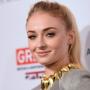 Chic Banget, Ini Gaya Sophie Turner saat Promosi Film X-men di Korea