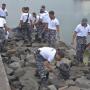 Rayakan Hari Dharma Samudera, Pasukan TNI AL Bersih-Bersih di Pantai Ancol
