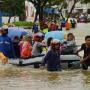 Detik-detik Menegangkan Proses Evakuasi Korban Banjir di Sulsel