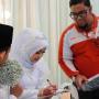 Merusak Suasana, Kurir Online Shop Datangi Pengantin di Pelaminan