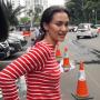 Atiqah Hasiholan Kunjungi Ibu, Ratna Sarumpaet di Polda Metro Jaya