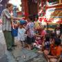 Suasana Bagi-bagi Angpao di Kelenteng Hong Tiek Hian Surabaya